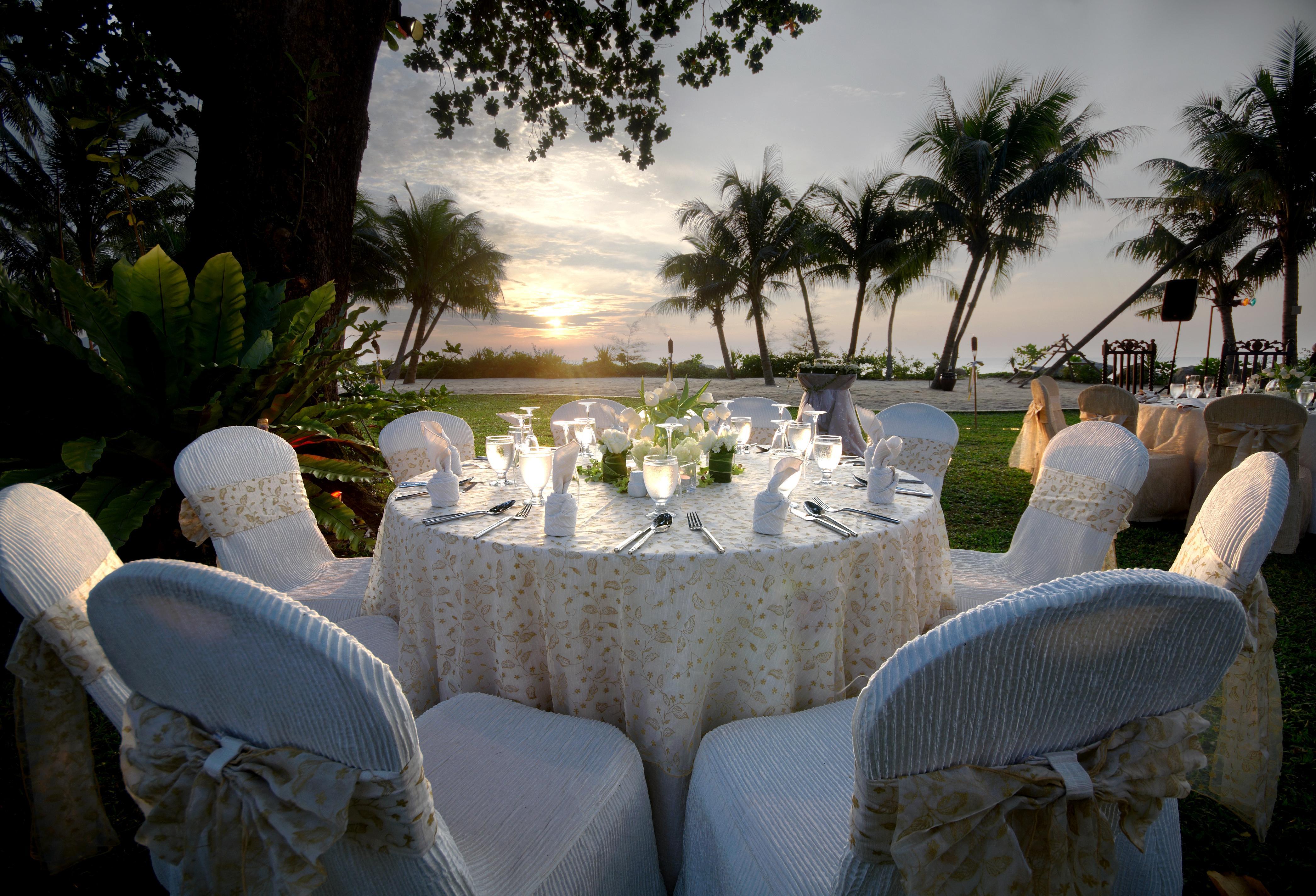 Shangri-La Rasa Sayang, Penang Batu Feringgi Ngoại thất bức ảnh A wedding reception at Shangri-La Rasa Sentosa Resort, Singapore